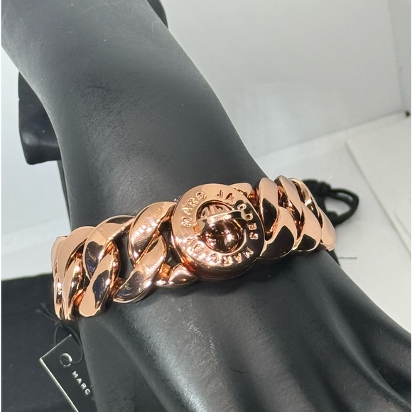 Marc by Marc Jacobs Chunky Turn lock closure
Bracelet in Rose Gold - Picture 3 of 12